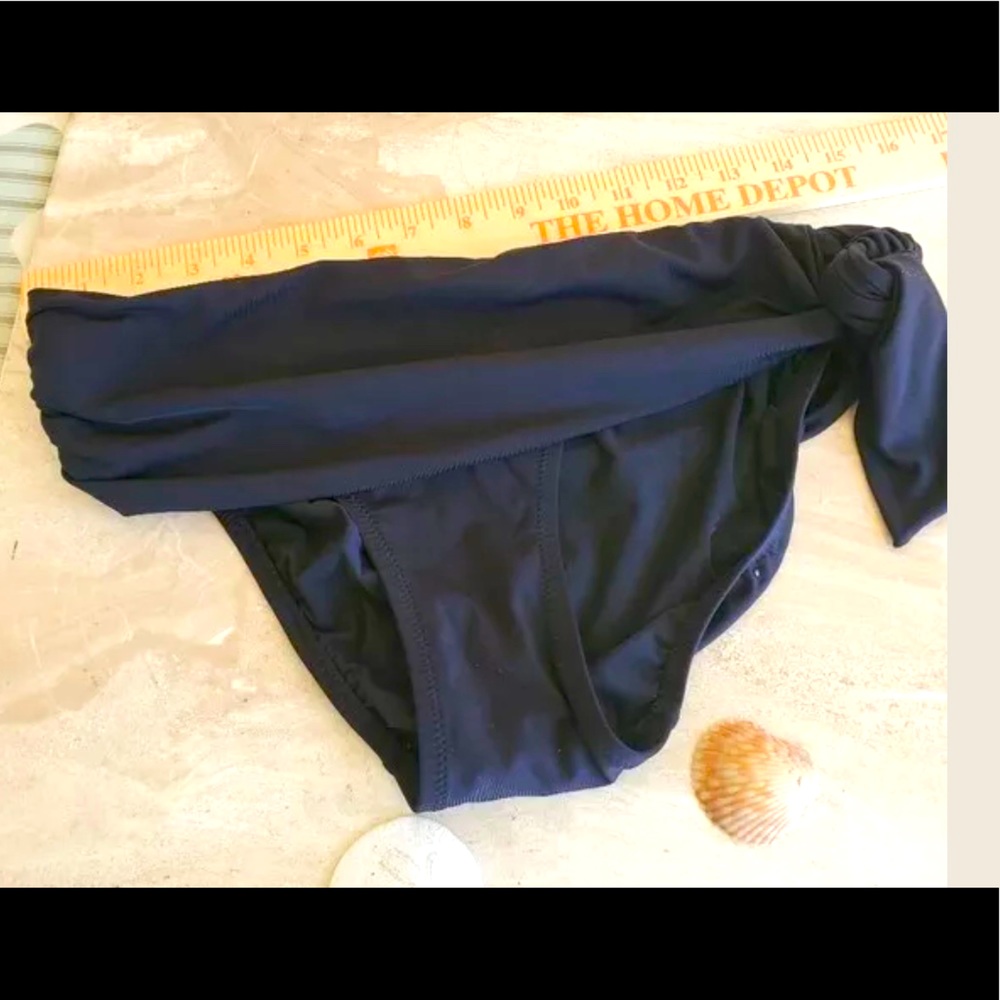 EUC flirty skirt bikini bottom. Cinched side & tie